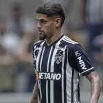 Rubens, do Atlético, leva oito pontos na cabeça após choque no clássico