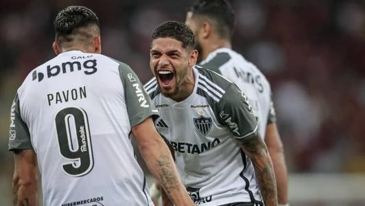 Rubens e Pavón comemoram após vitória do Atlético