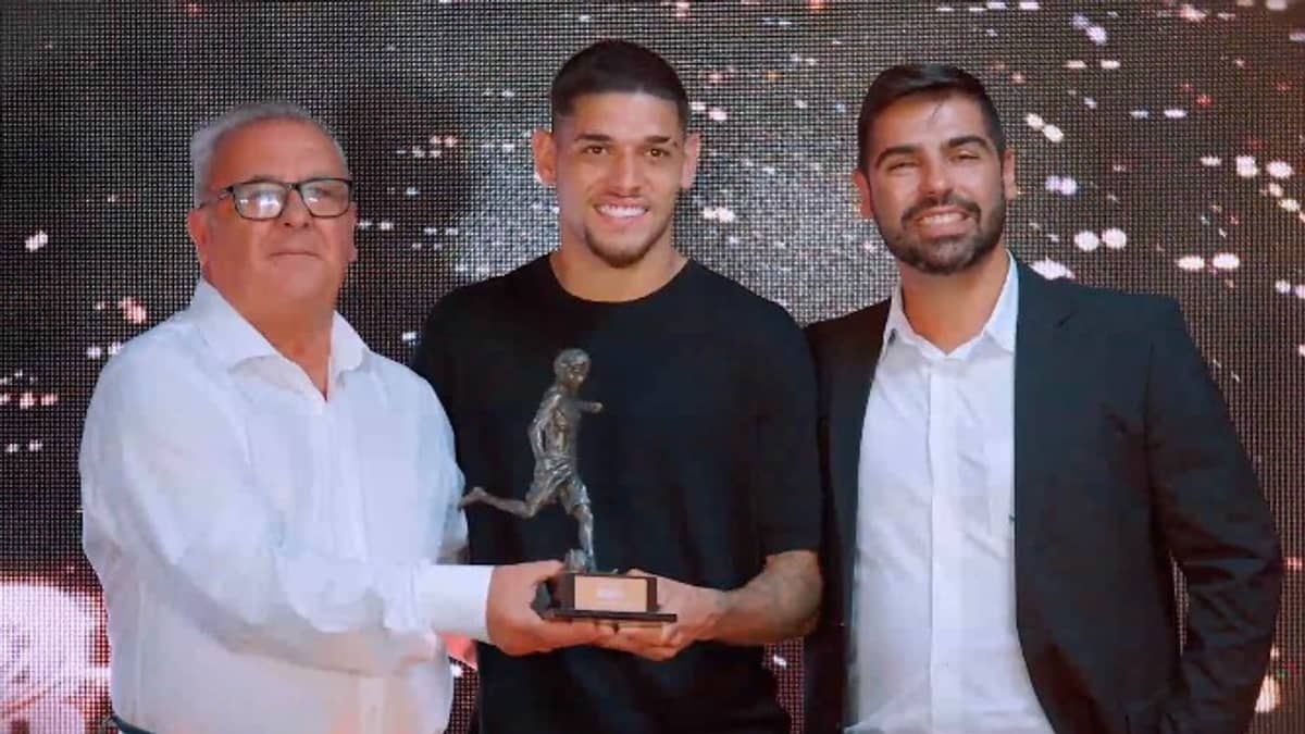 Rubens, do Atlético, recebe o troféu Guará Bmg como revelação de 2022: ‘ano especial para mim’