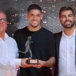 Rubens, do Atlético, recebe o troféu Guará Bmg como revelação de 2022: ‘ano especial para mim’
