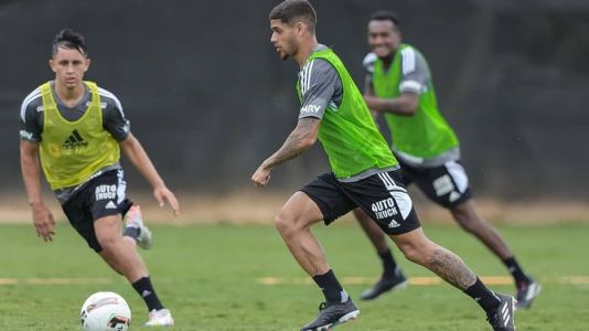 Rubens treina como lateral-esquerdo no Atlético