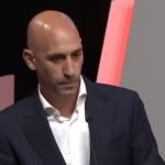 Mãe de presidente afastado se tranca em igreja e faz greve de fome: 'Caça desumana'