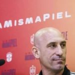 Fifa suspende Luis Rubiales, que beijou jogadora na final da Copa do Mundo Feminina