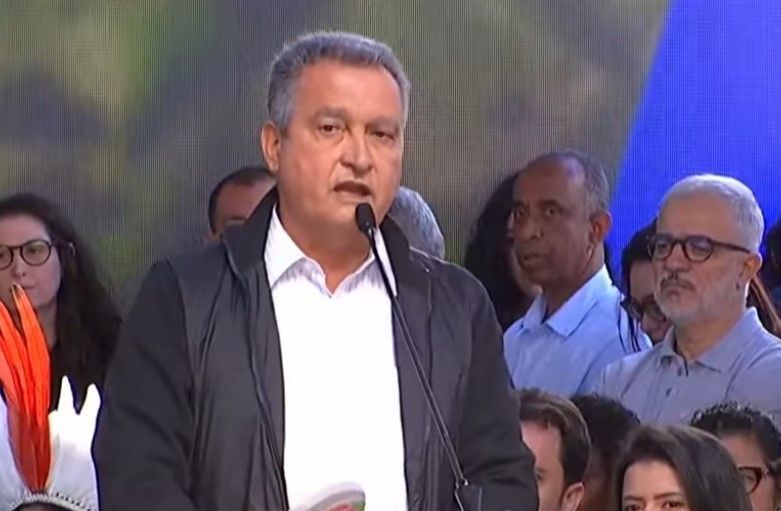 Rui Costa diz que Zema tem que ‘falar menos bobagens’ e ‘comer menos banana com casca’