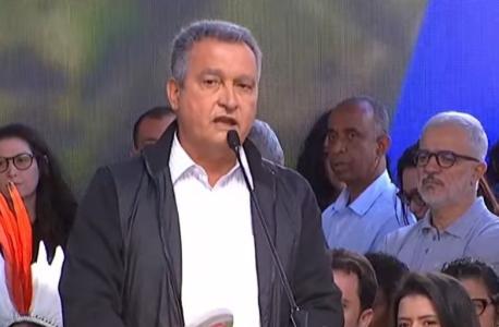 Ministro da Casa Civil, Rui Costa, fez duras críticas ao governador Romeu Zema durante discurso em Mariana