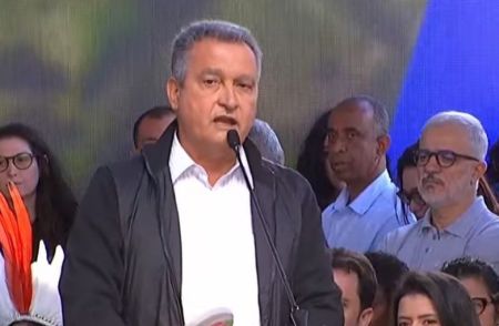 Ministro da Casa Civil, Rui Costa, fez duras críticas ao governador Romeu Zema durante discurso em Mariana
