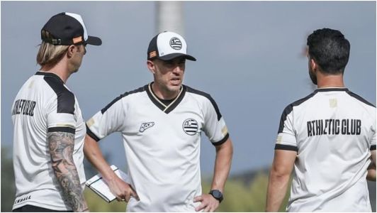 Rui Duarte, técnico do Athletic, ao lado de auxiliares técnicos