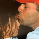 Grávida, filha de Bruce Willis apressa casamento para ator levá-la ao altar