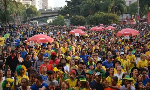Multidão entra em festa do Brasil