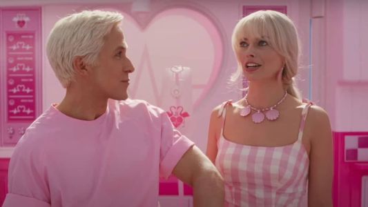 Ryan Gosling e Margot Robbie como Ken e Barbie, respectivamente