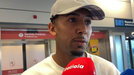 Ryan Guilherme na chegada a BH para assinar com o Cruzeiro, em agosto de 2025