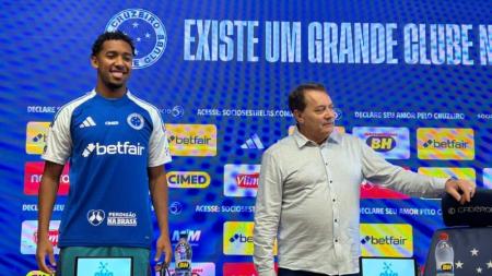 Ryan Guilherme e Pedro Lourenço na apresentação do volante como novo jogador do Cruzeiro, em setembro de 2025