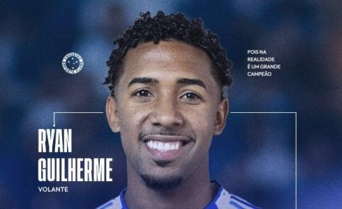 Ryan Guilherme em foto de anúncio como novo jogador do Cruzeiro, em setembro de 2025