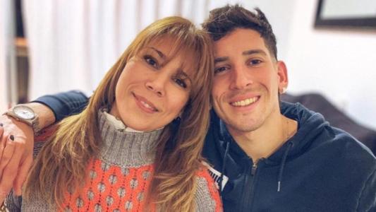 Jaqueline Dutra, ex-esposa de Martín Palermo, ao lado do filho do casal, Ryduan Palermo, em 2020