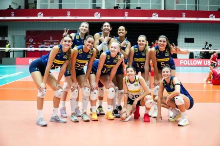 Jogadoras do Brasil após a vitória diante do Chile na abertura do Mundial Sub-21