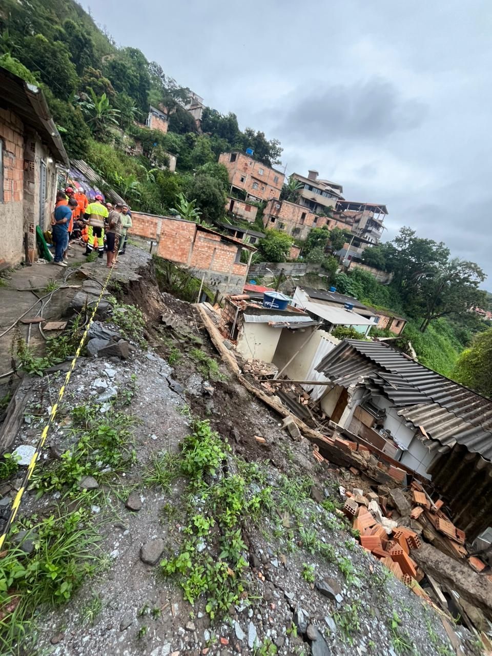 Veja fotos do local onde casa em Sabará desabou e deixou feridos