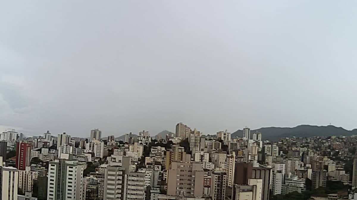 Vai chover no sábado de Carnaval em BH? Confira previsão do tempo para a folia na capital mineira