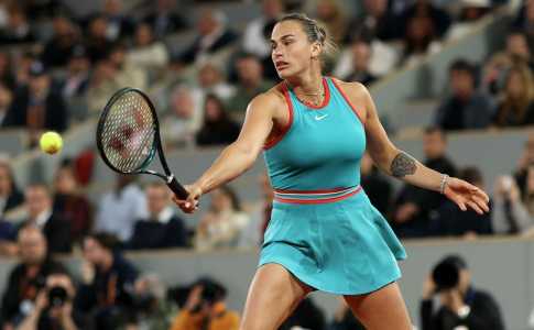 Aryna Sabalenka em vitória sobre Iga Swiatek na semifinal de Roland Garros 2025