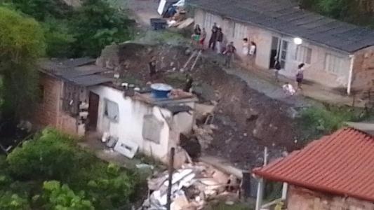 Casa desaba em Sabará e deixa criança ferida