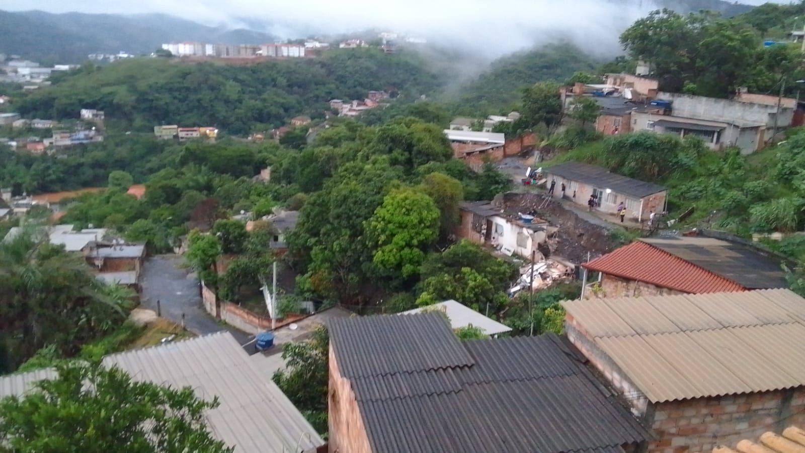 Desabamento de casa em Sabará: famílias são retiradas de área de risco