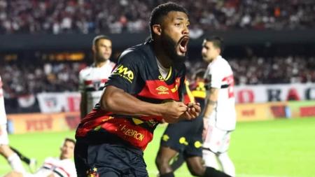 Sabino marcou dois gols na vitória diante do São Paulo