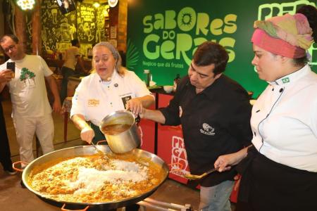 Risoto de Pequi com crosta de queijo artesanal foi feito na hora para convidados do evento