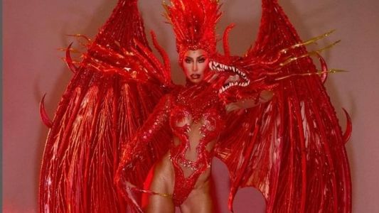 Sabrina Sato se desfez das asas, antes de começar o desfile, por naão aguentar o peso de 3kg, cada