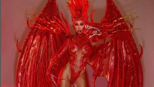 Sabrina Sato se desfez das asas, antes de começar o desfile, por naão aguentar o peso de 3kg, cada