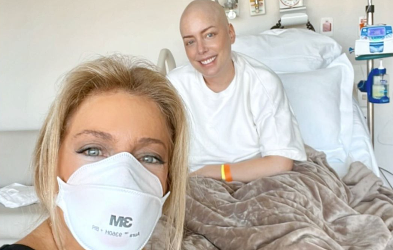 Em tratamento de câncer, Fabiana Justus retorna ao hospital acompanhada pela mãe: 'muito carinho'
