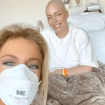 Em tratamento de câncer, Fabiana Justus retorna ao hospital acompanhada pela mãe: 'muito carinho'