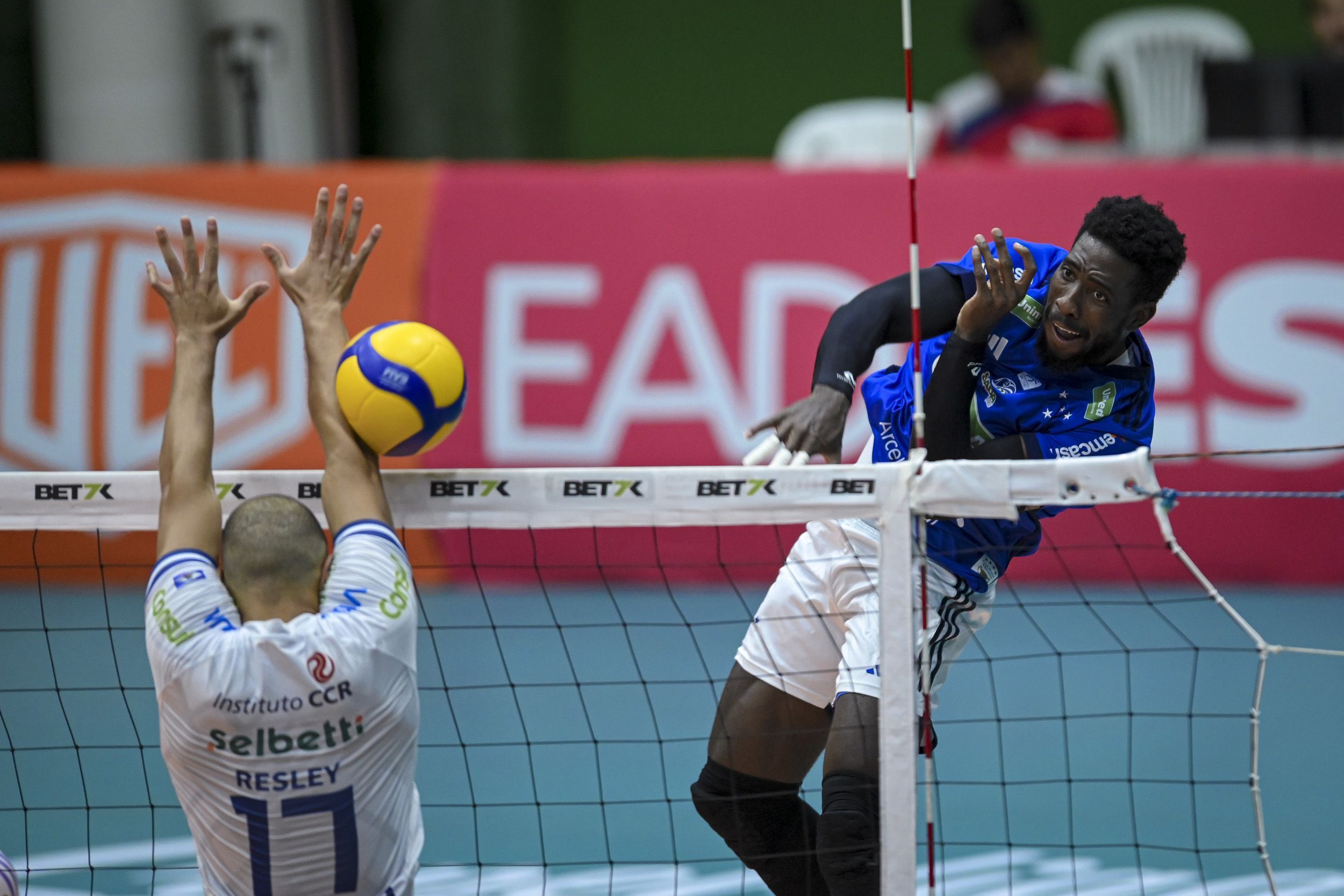 Imponente, Cruzeiro derrota Joinville e assume liderança da Superliga