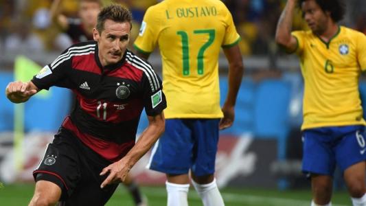 Klose comemora gol no 7 x 1 da Alemanha sobre o Brasil • Pedro Ugarte/AFP