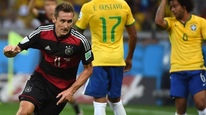 Klose comemora gol no 7 x 1 da Alemanha sobre o Brasil