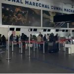 Aeroporto de São Luís, no Maranhão, tem parte do saguão alagado