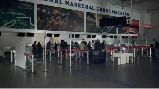 Saguão do aeroporto de São Luís sem energia