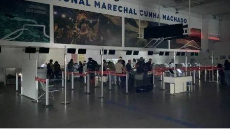 Saguão do aeroporto de São Luís sem energia