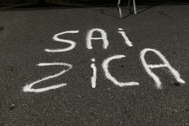 Torcedores do Santos espalham sal grosso na Vila Belmiro antes de jogo pelo Brasileiro