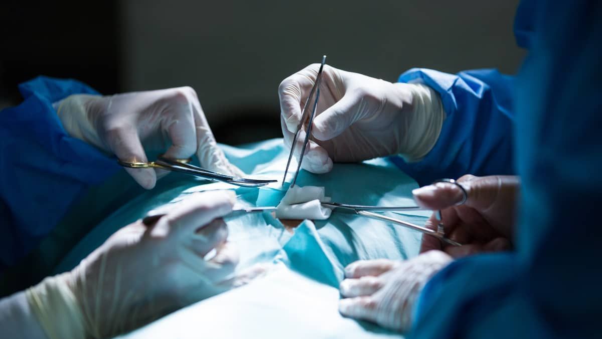 Por que algumas pacientes desmaiam depois da cirurgia plástica?