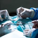 Por que algumas pacientes desmaiam depois da cirurgia plástica?