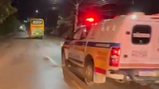 Foto mostra viatura da Polícia Militar escoltando ônibus com membros do MST em Lagoa Santa