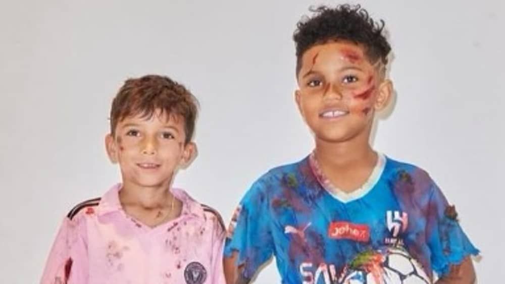 Filho de Kim Kardashian se fantasia de 'Neymar zumbi' no Halloween; veja fotos
