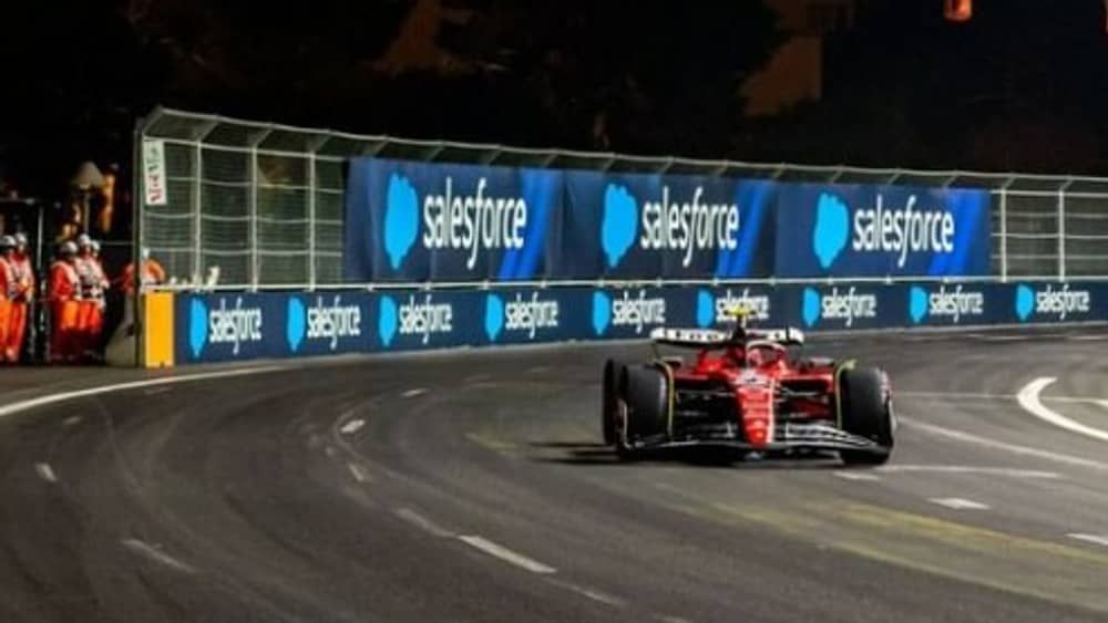 Vídeo: Sainz se envolve em acidente com tampa de bueiro em treino em Vegas