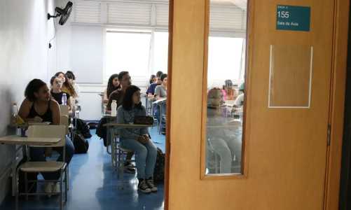 Foto mostra alunos em sala de aula de faculdade