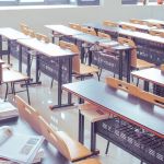 Professora acusada de 'rasgar' trabalho de aluna será indenizada por danos morais; entenda