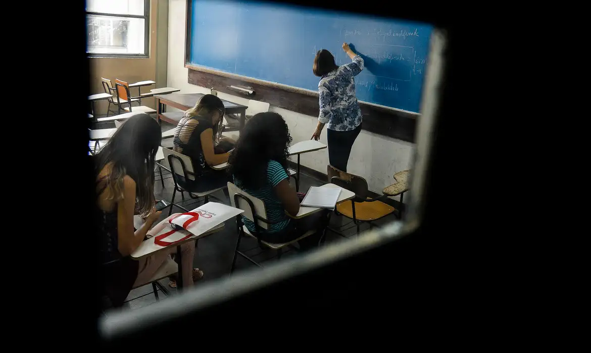 Rede pública tem só 5,2% de alunos com matemática adequada no ensino médio