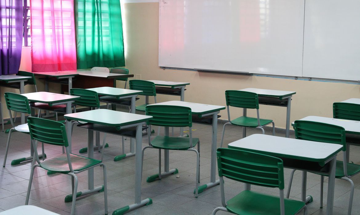 Brasil registra menor distorção idade-série no ensino médio, aponta Censo Escolar