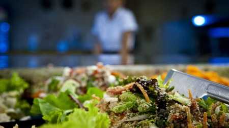 Foto mostra salada em self service