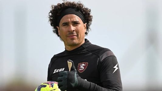 Ochoa em ação pela Salernitana-ITA