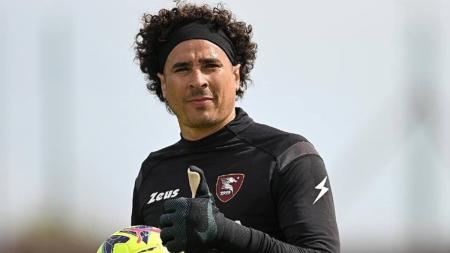 Ochoa em ação pela Salernitana-ITA