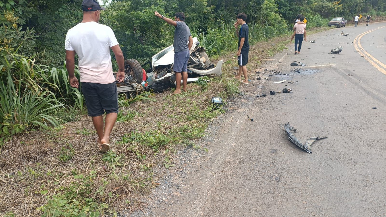 Acidente com carreta e dois carros deixa 8 feridos na MG-404, entre Salinas e Taiobeiras, no Norte de Minas